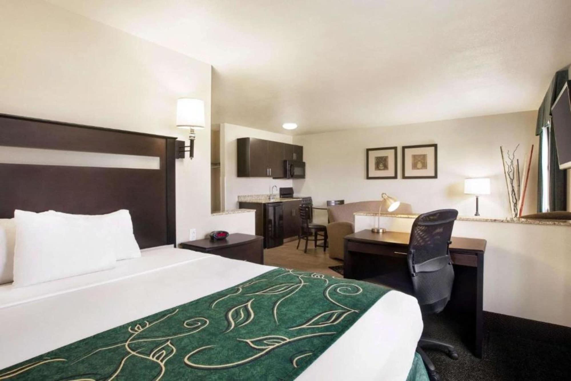 Travelodge By Wyndham Livonia Экстерьер фото