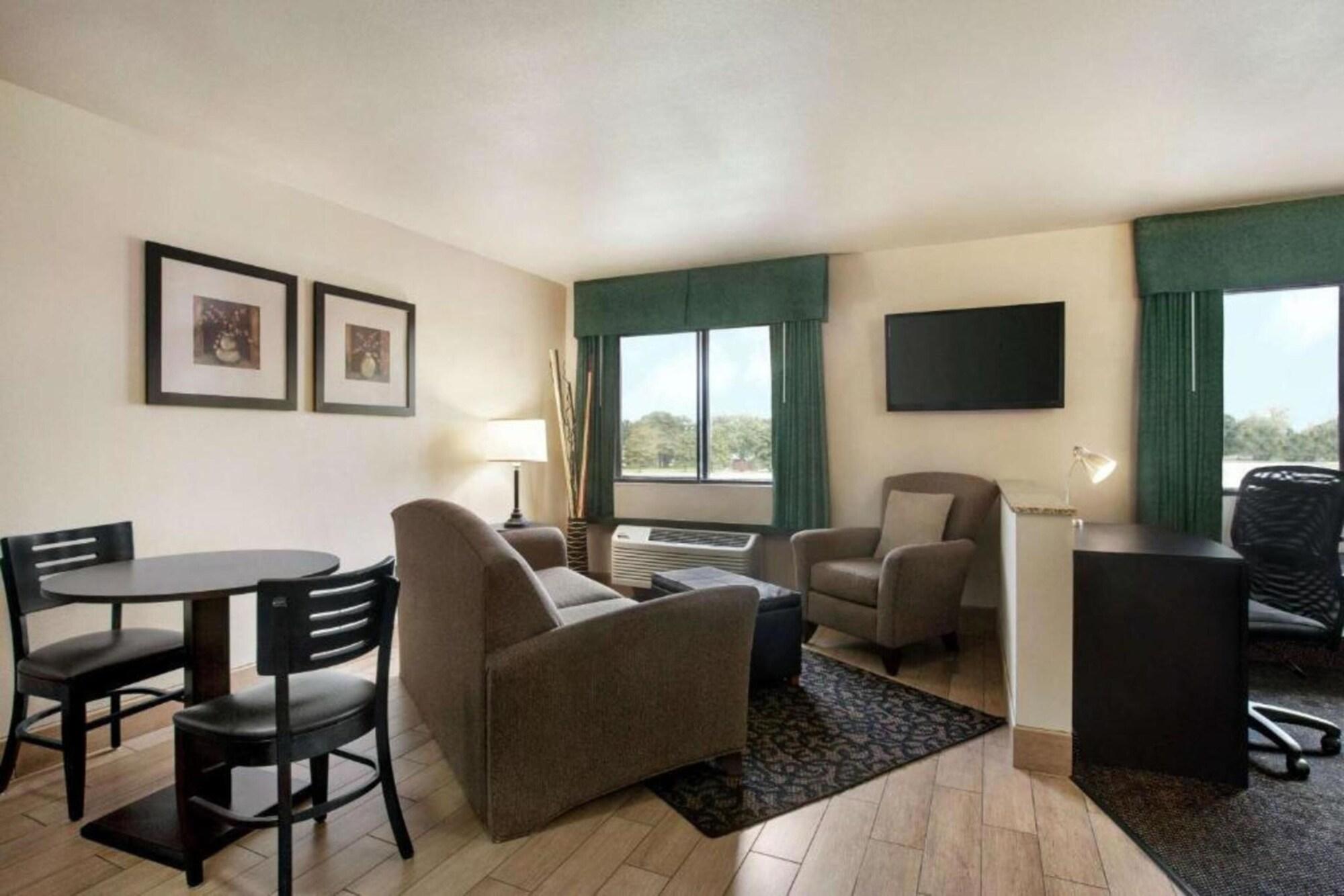 Travelodge By Wyndham Livonia Экстерьер фото