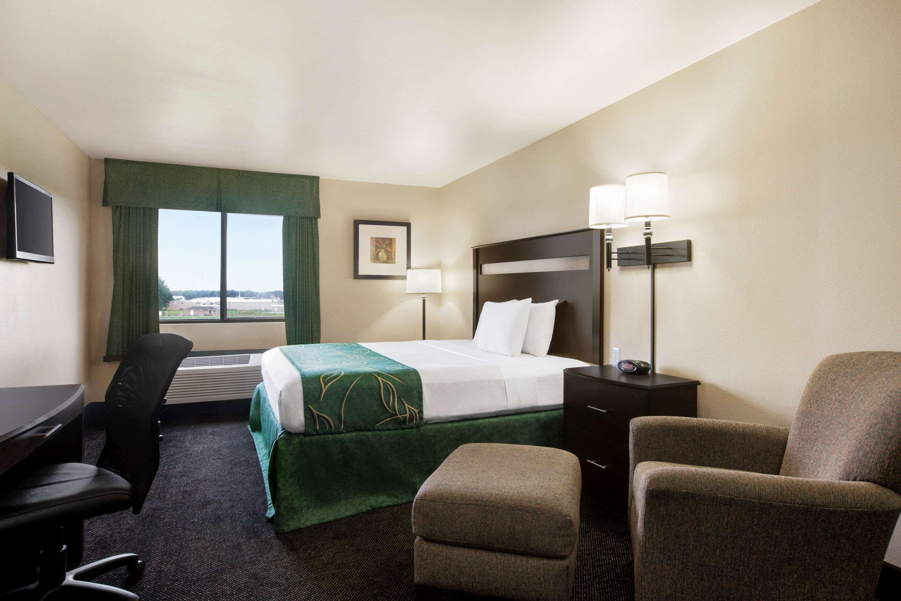 Travelodge By Wyndham Livonia Экстерьер фото