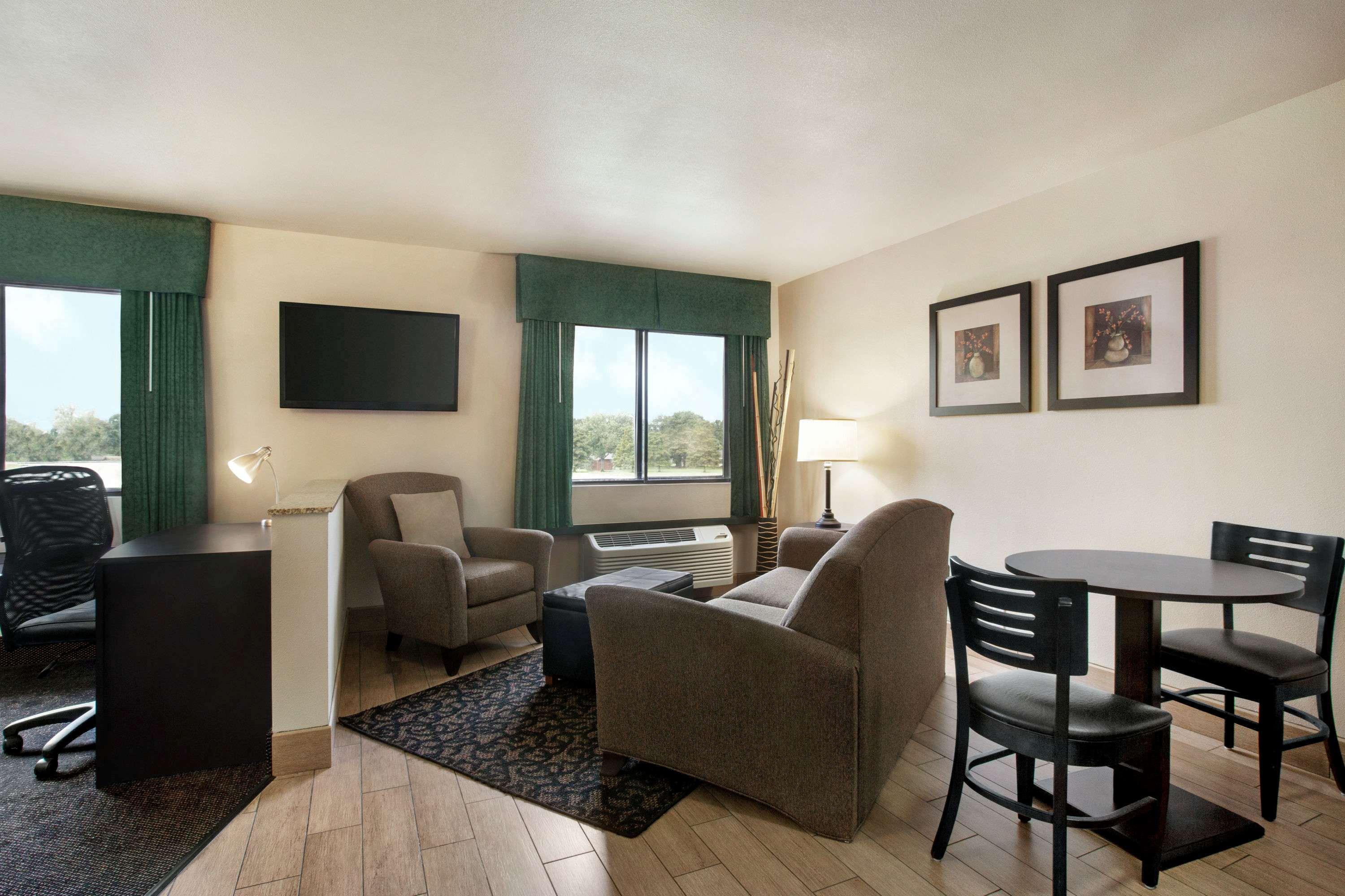 Travelodge By Wyndham Livonia Экстерьер фото