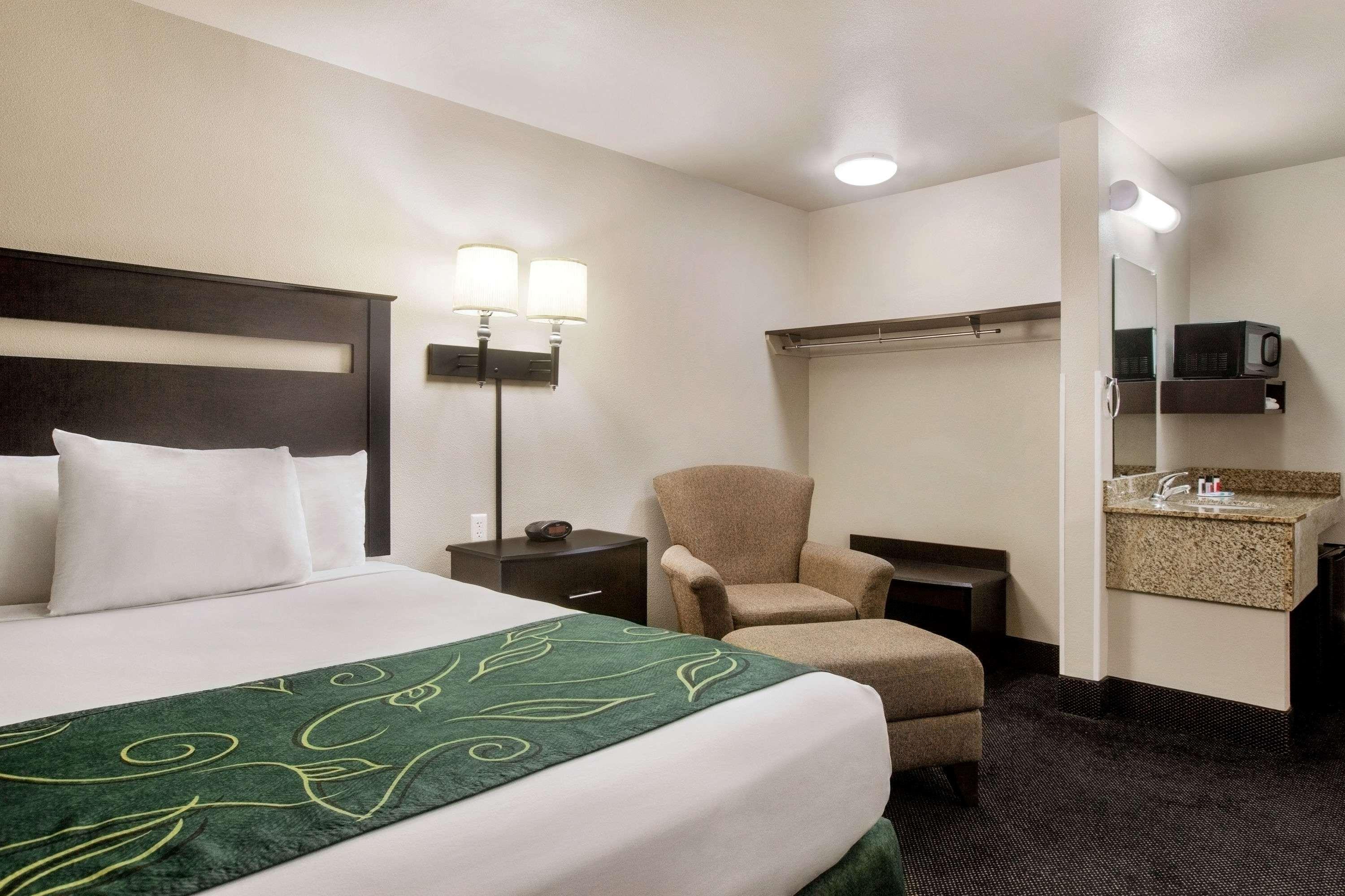 Travelodge By Wyndham Livonia Экстерьер фото