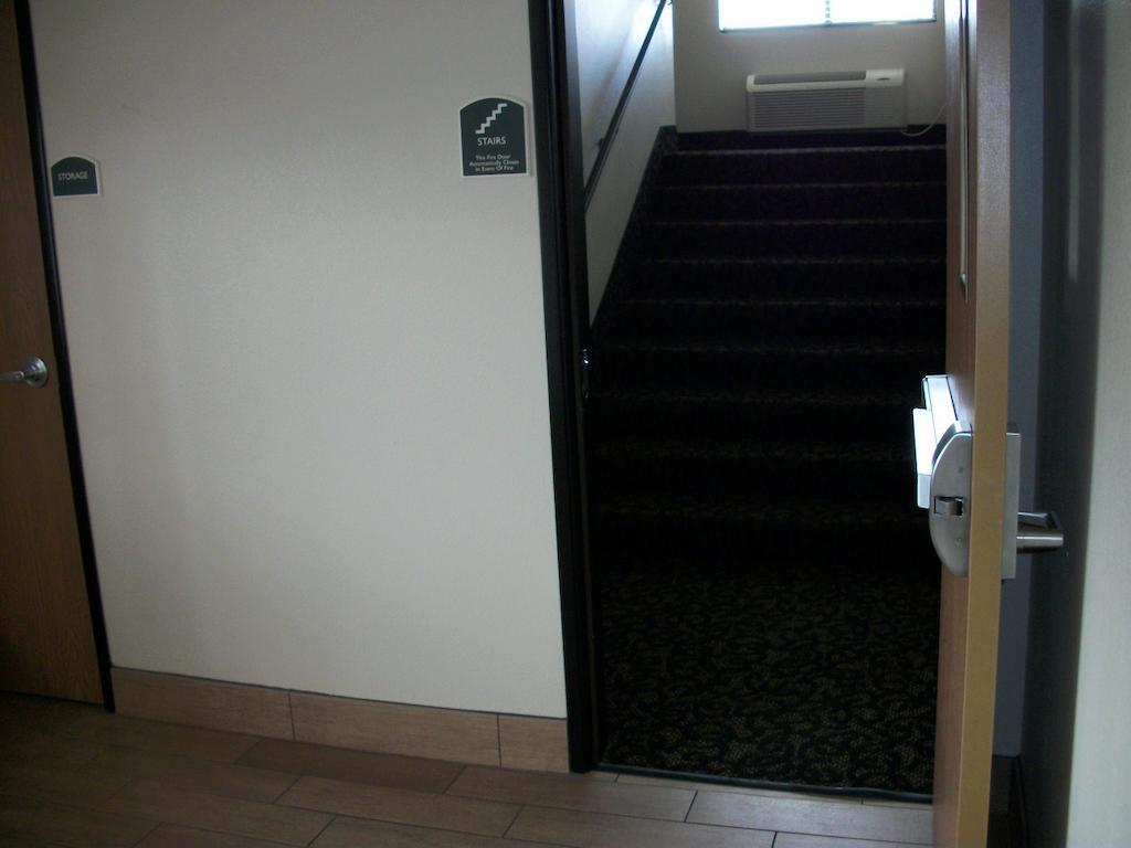 Travelodge By Wyndham Livonia Экстерьер фото