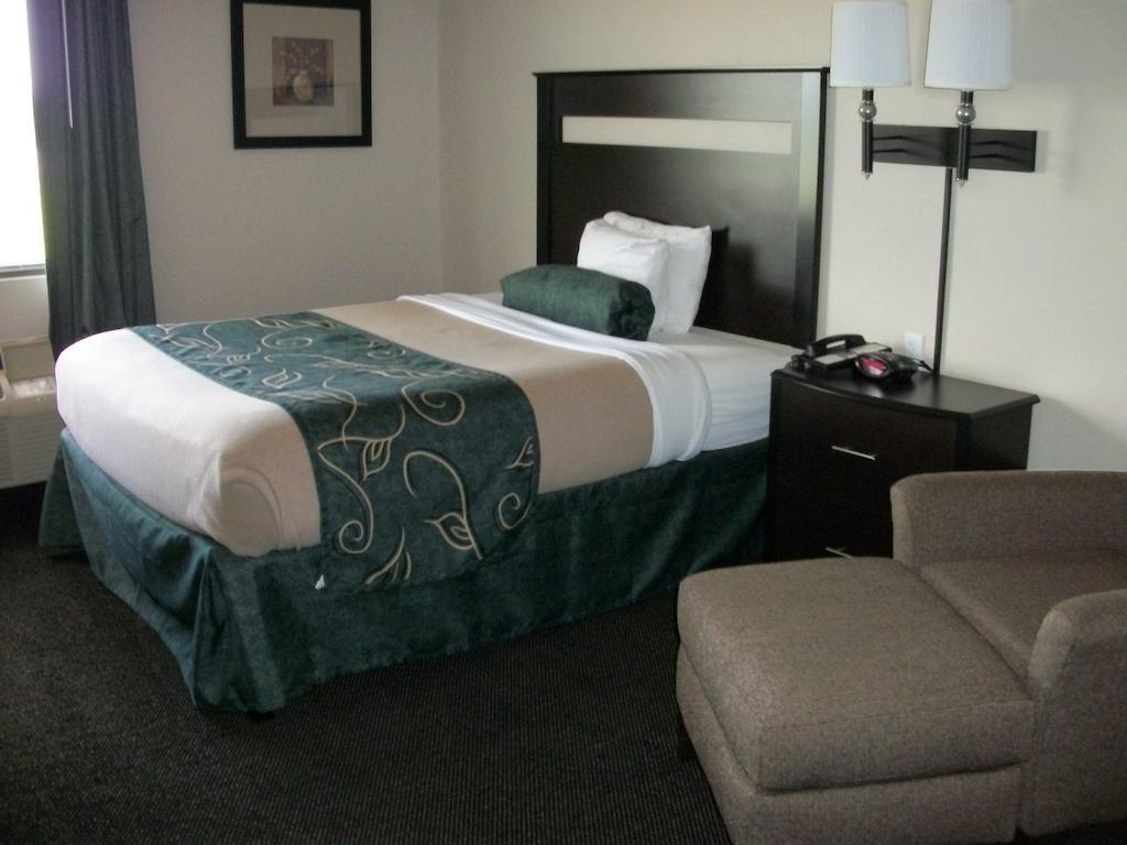 Travelodge By Wyndham Livonia Экстерьер фото