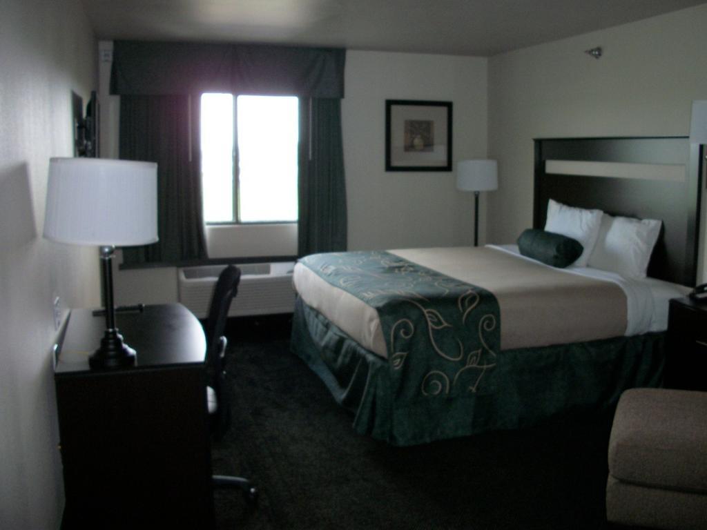 Travelodge By Wyndham Livonia Экстерьер фото