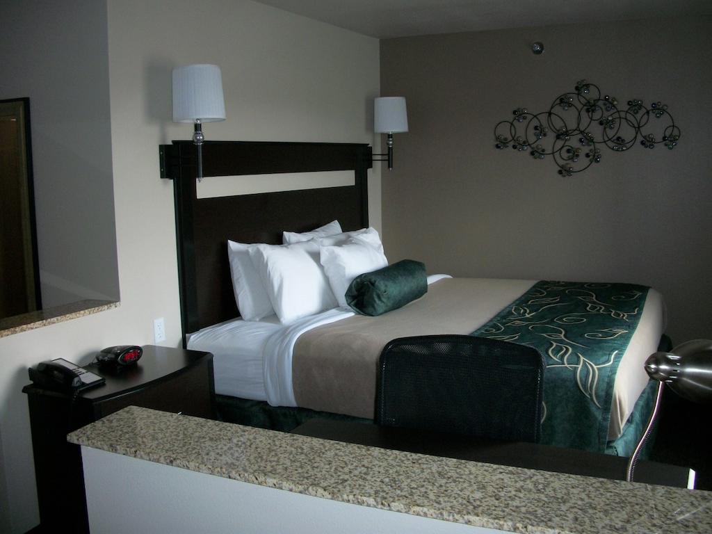 Travelodge By Wyndham Livonia Экстерьер фото