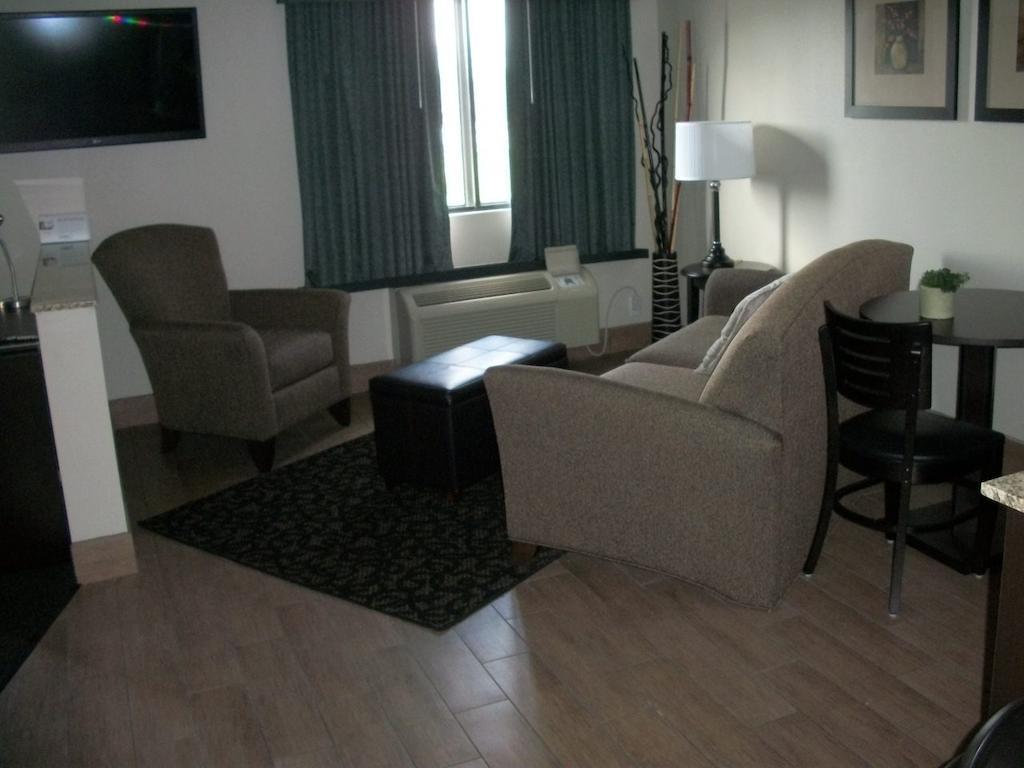 Travelodge By Wyndham Livonia Экстерьер фото