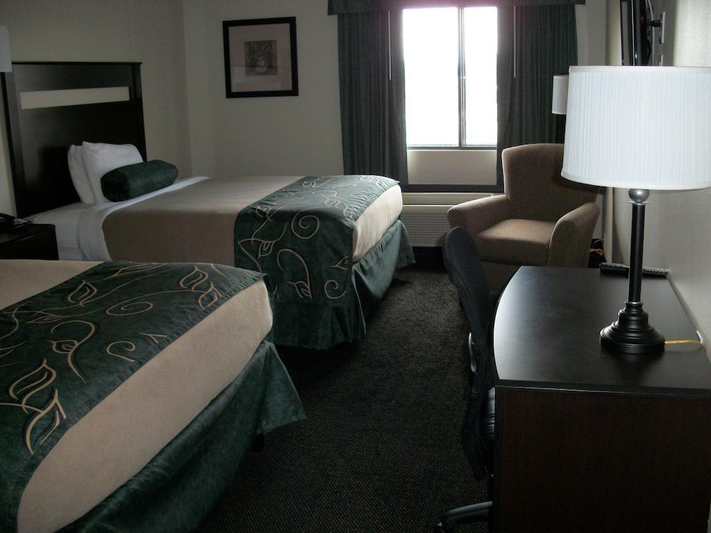 Travelodge By Wyndham Livonia Экстерьер фото