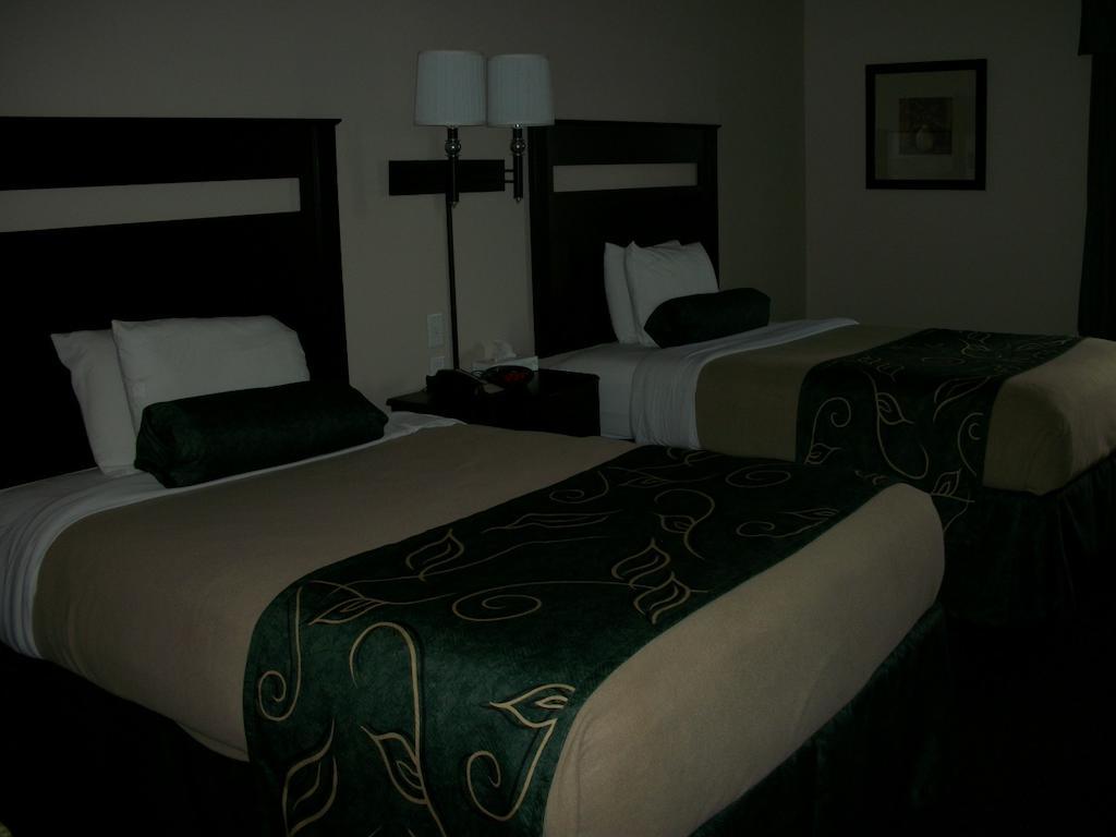 Travelodge By Wyndham Livonia Экстерьер фото