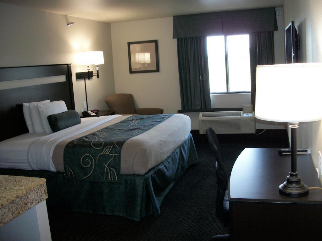 Travelodge By Wyndham Livonia Экстерьер фото