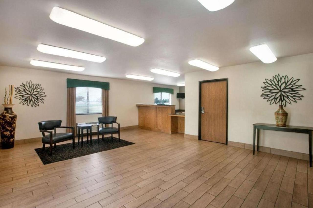 Travelodge By Wyndham Livonia Экстерьер фото